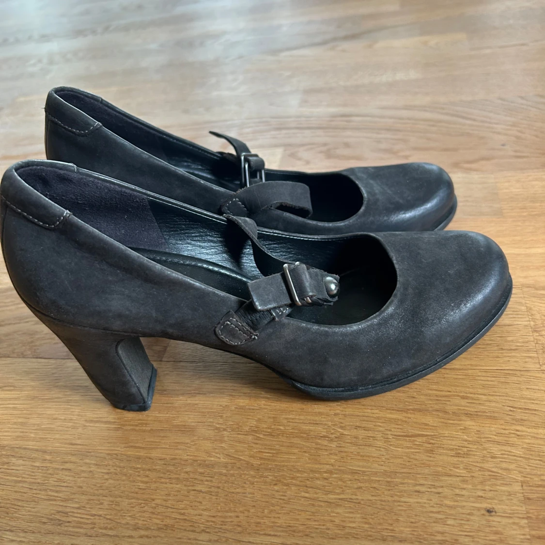 Svarta klackskor med rem från Ecco - 3