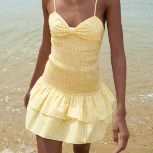 Slutsåld gul klänning från Zara - Säljer denna eftertraktade klänningen från Zara! Perfekt nu till sommaren för en unik look. Den är i storlek M men skulle säga att den passar S också, den är dessutom väldigt stretchig och går att justera i ryggen (knuten). Kom med bud och ställ eventuella frågor!