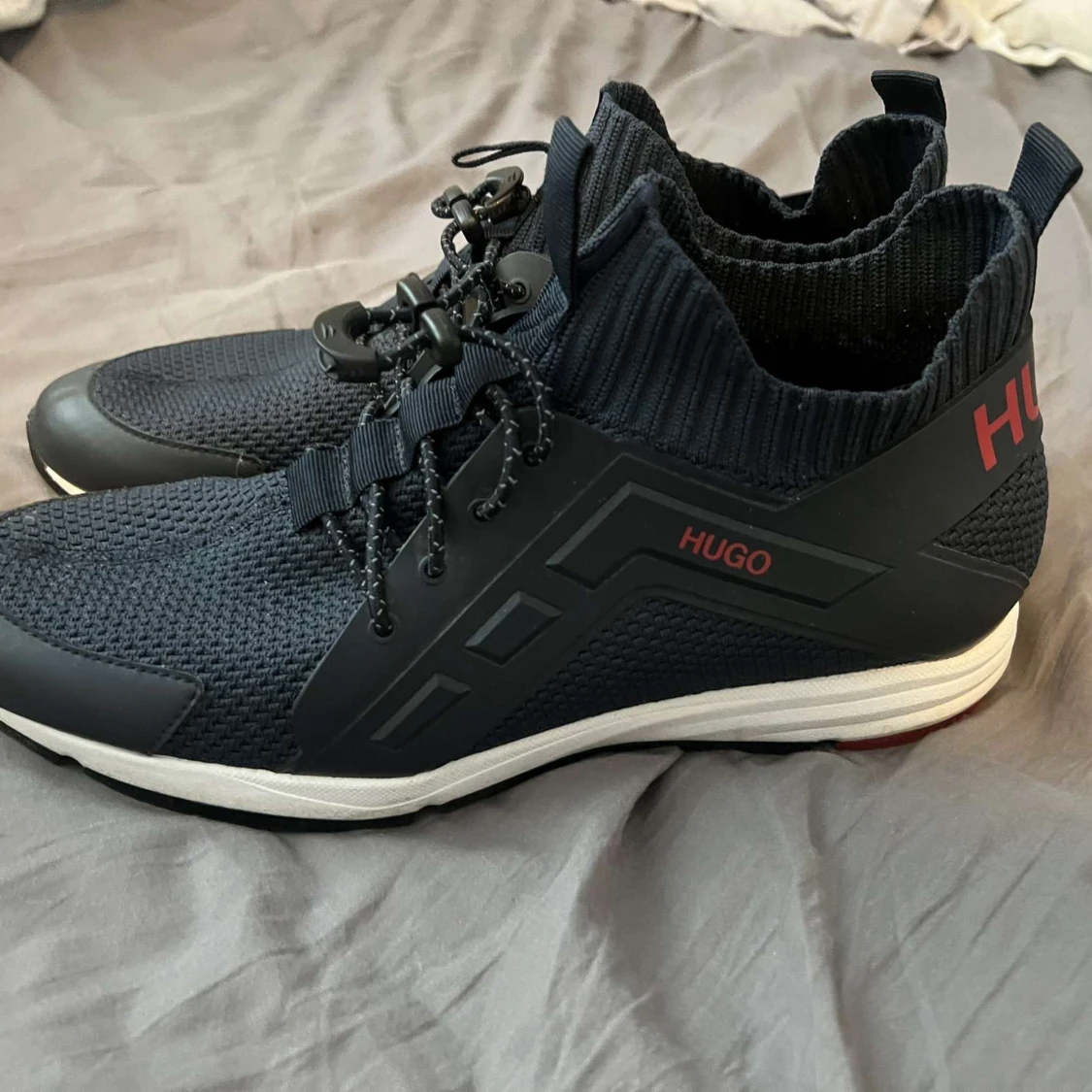 Svarta sneakers från Hugo med stickad kant - 2