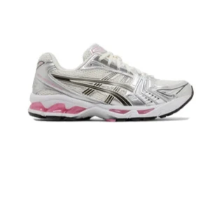 Vita och rosa sneakers från Asics - Snygga sneakers från Asics i vitt med silvriga och svarta detaljer samt rosa inslag i sulan. Skorna har mesh-ovandel för bra andningsförmåga och klassisk snörning. Perfekta för dig som gillar sportig stil och vill ha bekväma skor till vardags. Finns 41-43!!!!