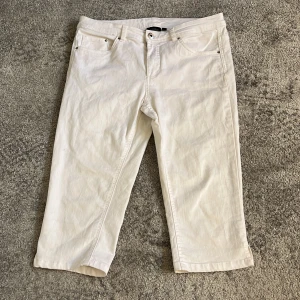 Vita croppade jeans från KappAhl - Snygga vita croppade jeans från KappAhl i klassisk femficksmodell. Byxorna har raka ben och är tillverkade i bomull med en skön jeanskänsla. Perfekta för dig som gillar en fräsch och stilren look.