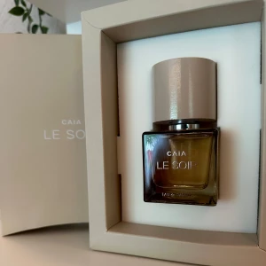 CAIA Le Soir Eau de Parfum 50ml - Säljer en CAIA Le Soir Eau de Parfum i elegant beige förpackning. Parfymen är på 50 ml och har en lyxig och stilren design, perfekt för dig som gillar exklusiva dofter. Säljer pga att jag har 2 st. Säljer ej för billigare