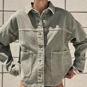 Oversized jeansjacka från Zara, XL - Snygg oversized jeansjacka från Zara i en ljusgrön/militärgrön. Använd fåtal gånger. Storlek XL. Nypris 379kr.