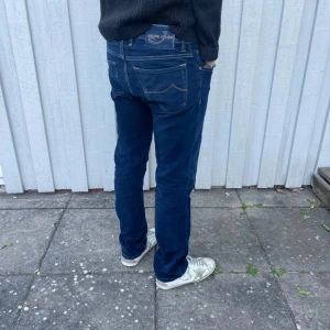 Jacob Cohen jeans  - Jacob Cohen jeans - Modell: 688 Comfort(Jeansen är i ett riktigt najs velvetliknande material) - Storlek: W30 - skick: 9/10 - Nypris runt 5000kr