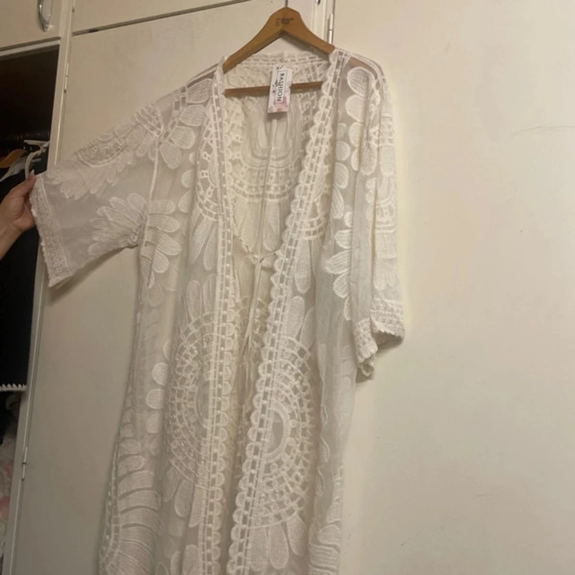 Vit långklänning med broderade blommor