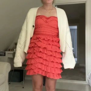 Orange volang klänning - Jättejättefin orangeröd volang klänning fråm HM. Bandlös, storlek 34, passar XS och S❤️❤️❤️