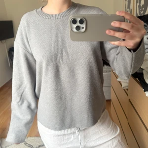 Sweatshirt  - Från zara, ljusgrå färg med mjukt material. Aldrig använt helt som ny, storlek M. Skriv vid frågor/bilder