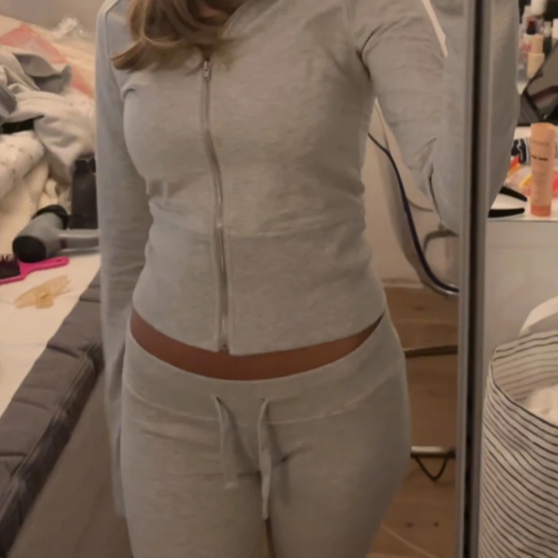 Grå mjukis set, zip tröja med matchande bootcut byxor