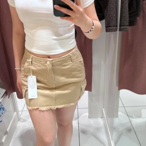Beige jeanskjol - Gina Tricot - Snygg beige kjol använd 2 gånger!
