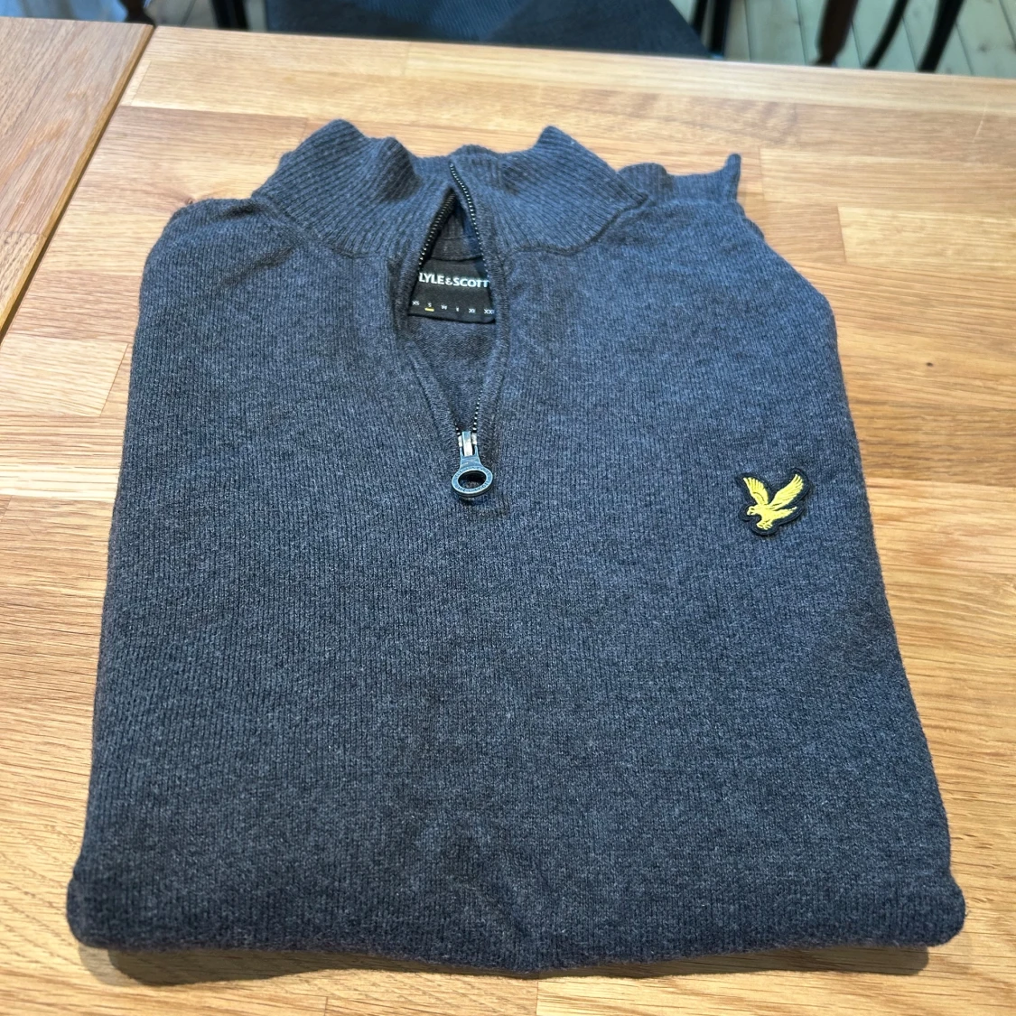 Mörkgrå half zip tröja Lyle & Scott
