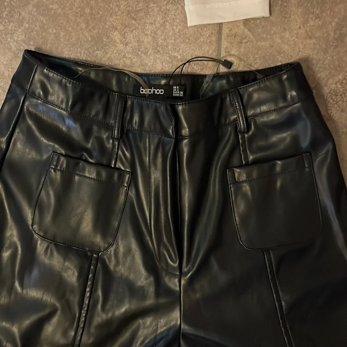 Svarta skinnbyxor från Boohoo - 1