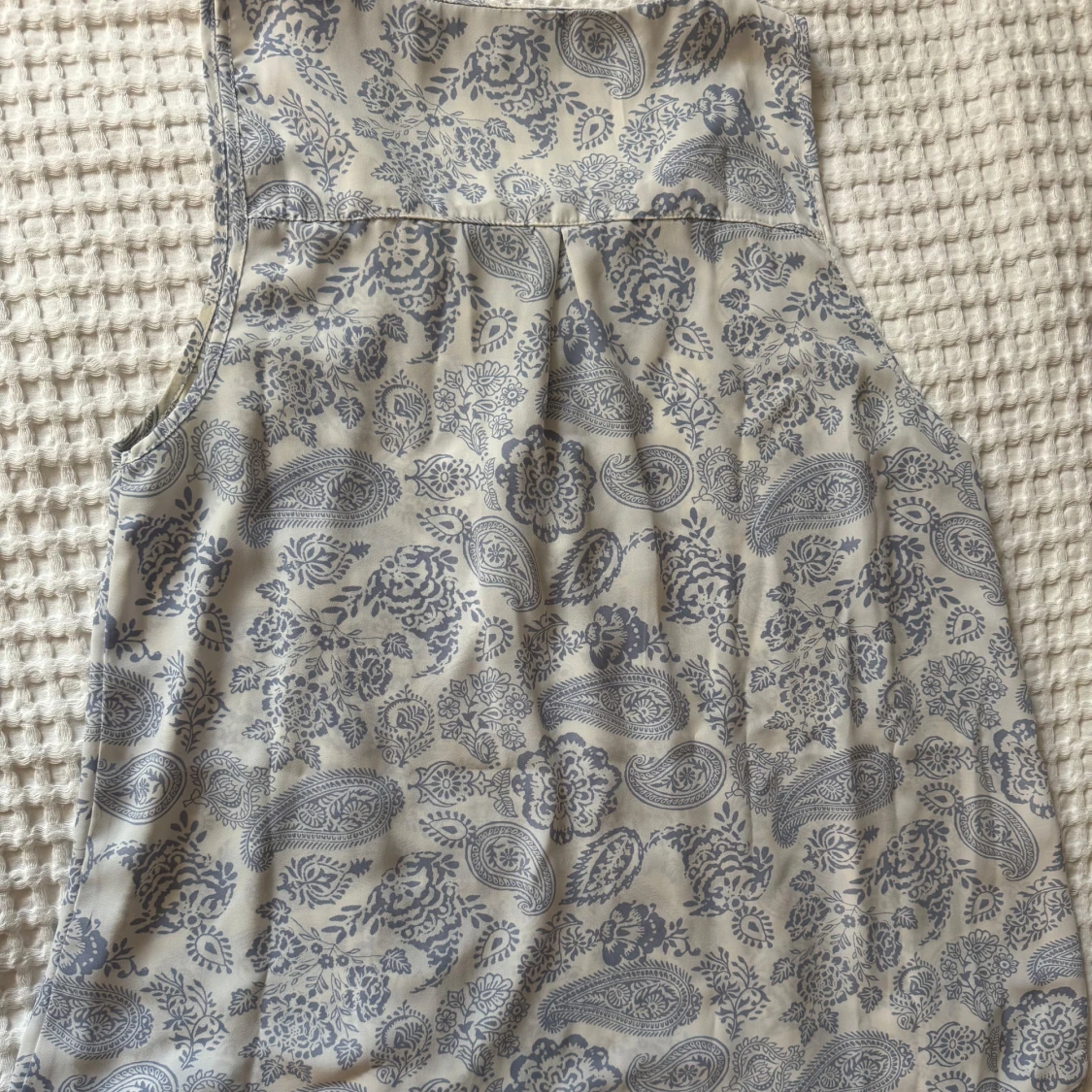 Mönstrad ärmlös blus med snörning från Bik Bok - 1