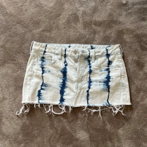 Skit snygg o trendig jeanskjol - Säljer min skit snygga jeanskjol som är supertrendig, typ aldrig använd så i toppenskick!💕💕