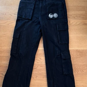 Lost boys x Vicinity - Byxor från en collab mellan Lost Boys och Vicinity i bra skick