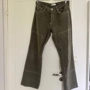 Olivgröna wide jeans från Zara - Olivgröna jeans från Zara med breda ben och sömdetaljer på framsidan. 