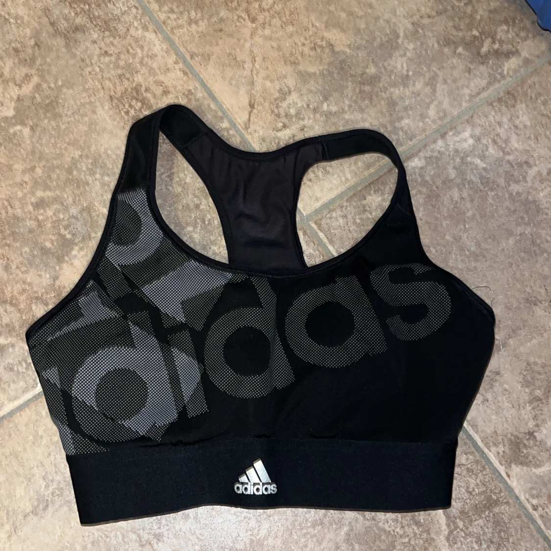 Svart sporttopp från Adidas