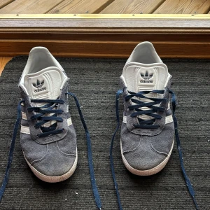 Adidas Gazelle blå mockasneakers - Snygga Adidas Gazelle sneakers i mörkblå. OBS skorna går lätt att rengöra (skosnören etc). Enkel affär