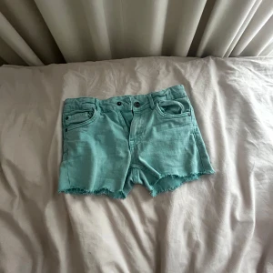 Turkosa jeansshorts - Säljer ett par turkosa jeansshorts som är skit snygga till sommaren😇 pris kan diskuteras🤞