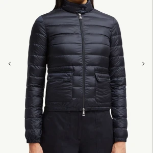 Marinblå  dunjacka från Moncler - Marinblå äkta moncler dunjacka! Perfekt nu till våren och sommaren! Kontakta mig så skickar jag egna bilder och äktighetsbevis!❤️ pris kan diskuteras! Pris på hemsidan: 11 400 