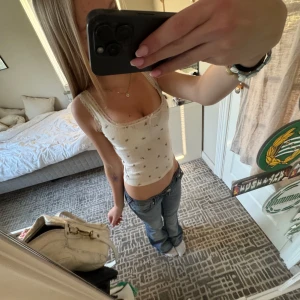 blommig topp  - jätte gulligt linne med spets och blommigt mönster och en rosett upptill💓 storlek xs 