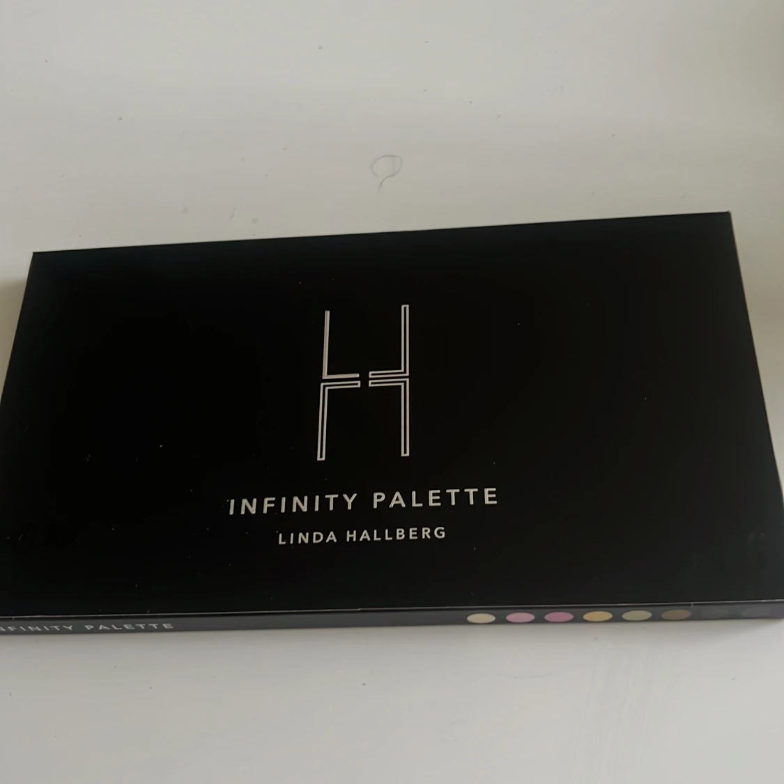 💄 *Linda Hallberg – Infinity Palette* 💄