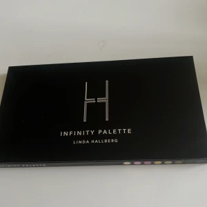 💄 *Linda Hallberg – Infinity Palette* 💄 - 💄 *Linda Hallberg – Infinity Palette* 💄   En mångsidig palett med 8 fantastiska nyanser som kan användas som ögonskugga, rouge, highlighter och contour. Perfekt för både vardags- och festsmink!  ✔️ Helt ny, aldrig använd   ✔️ Originalförpackning med spegel   ✔️ Märke: Linda Hallberg   ✔️ Skick: Ny, oöppnad