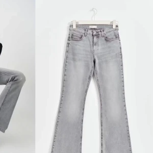 Grå bootcut jeans - Snygga grå jeans med bootcut passform och klassisk femficksdesign. Jeansen har medel hög midja. Använda max 5 gånger. Jeansen är mer mörk grå i verkligheten men inte så stor skillnad från bilden, kan skicka bild privat. 
