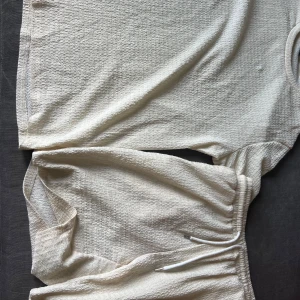 Beiga shorts och beig t shirt  - Säljer ett set med ett par beiga shorts och en t shirt