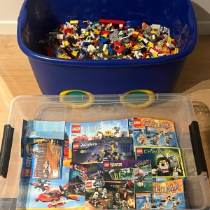 LEGO Creator, Chima, Star Wars, Turtles, Agents - Bygginstruktioner - Samling av LEGO-bygginstruktioner för flera populära teman som Creator, Chima, Star Wars, Turtles och Agents. Perfekt för dig som vill bygga om, inspireras eller hitta nya idéer till dina LEGO-kreationer. Passar både unga och unga vuxna LEGO-fans! Med en massa lösa Lego bitar till!