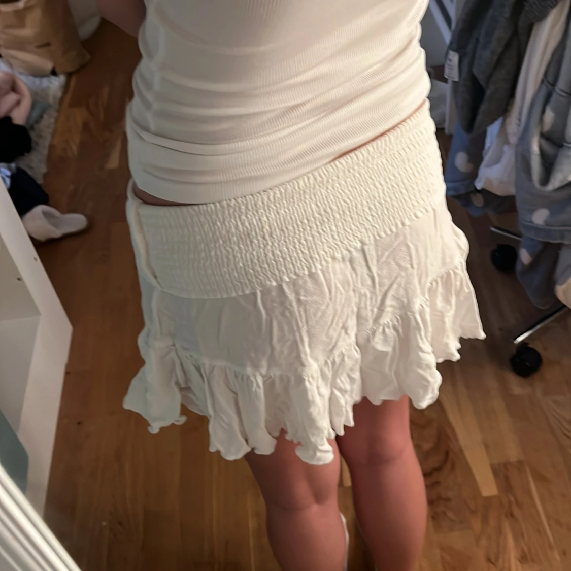 Vit volangkjol med smock - 2