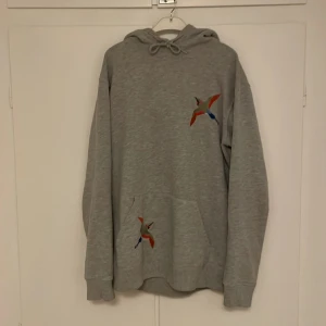 Axel arigato hoodie - Säljer min Axel arigato hoodie i storlek S. Den är i mycket bra skick och har inga fel överhuvudtaget. Använd några gånger men är fortfarande helt fräsch. Nypris runt 1800.