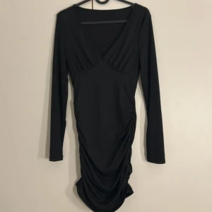 Klänning - Ribbad klänning från shein, aldrig använd! Ribbat material med lite figursydd/ sömm på sidorna. Slutar vid knä/låret