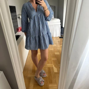 Sommarklänning 🩵🤍💙 - Söt sommarklänning rutigt mönster från Zara 🩵