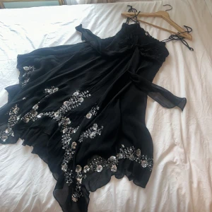 Vintage Jane Norman klänning!! - Svart Jane Norman klänning med silvriga paljett blommor!!🩵 Klänningen går ner till mina knän och jag är 170 lång! Bysten är stretchig och storlek på klänningen är s/m! Kan tyvärr inte ge några bilder med den på 💗använd köp nu funktionen💋