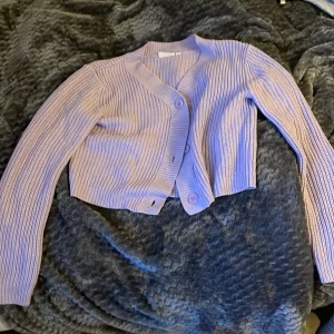 Ljuslila ribbad kofta från KappAhl - Säljer en ljuslila kofta, fick i födelsedags present men var i fel storlek så aldrig använd.