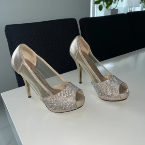 Damskor - Säljer mammas klackskor som inte är till användning längre. De är riktigt fina och sticker ut lite med sina detaljer. Perfekt för fester och exclusiva tillfällen. De är i bra skick och storlek 38. Säljs billigt så först till kvarn!