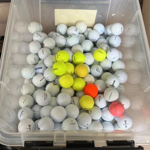 200 bollar  -  plastlåda fylld med golfbollar i olika färger, främst vita men även några gula, orangea och rosa. Olika märken från Callway till titlest, taylormade, och massa andra. Kan få köpa styck 3kr