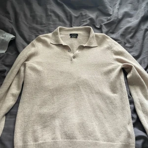 Kashmir tröja ifrån Massimo Dutti - Elegant Kashmir tröja, stilren och sjukt fin produktion med V-ringar me knappar, är i väldigt bra skick så priset kommer bli 399 men är ej hugget i sten, hör av er vid frågor!