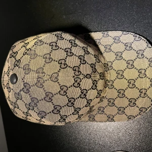 Gucci keps marinblå monogram - Säljer marinblå Gucci keps 🧢 – helt ny, aldrig använd ❗ Röd & blåa streck ger den en fet look 🔥 Formad för dig på köpet ✔️ slipp fixa själv Kolla bilderna noga innan du köper 📸 och nöj dig med dom – inga returer ❌  Frakt inom 24h ✉️⏱️ Skicka DM vid intresse 💬  Stilren & lyxig vibe ✨ – perfekt till sommaren ☀️  Gucci-stil på nästa nivå ⬆️ Snapback / Adjustable ⚙️  Marinblå med röda & blåa detaljer – clean & snygg ⚡  ⚠️ Först till kvarn ⚠️ ‼️ Endast seriösa köpare ‼️