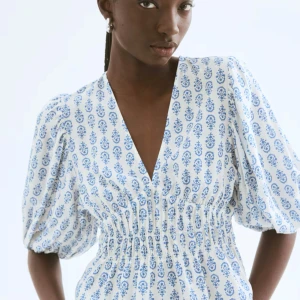 Söt blus med puffärmar - Säljer en söt blus i vitt med blått blommigt mönster. Blusen är super söt och perfekt nu till sommaren! Storlek XS men passar även S💓 priset kan diskuteras💞