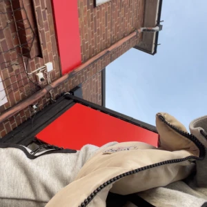 Beige dunväst från Moncler - Säljer en beige dunväst från Moncler med svart dragkedja och Moncler-logga på bröstet. Västen har en hög krage och quiltad design som ger en sportig och stilren look. Perfekt att bära över en hoodie eller tröja.