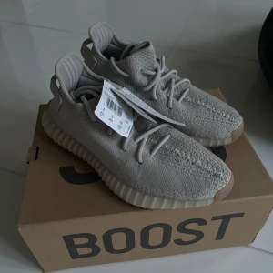 Adidas Yeezy Boost 350 V2 Sesame - Snygga och väldigt bekväma skror, helt oanvända. Säljer pågrund av ingen användning. Finns det frågor är det bara att höra av sig. 