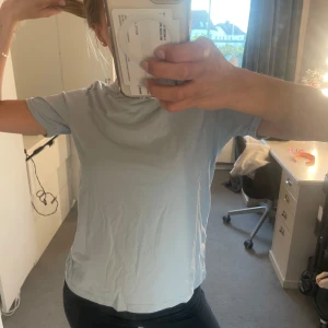 Ljusblå basic t-shirt - Jag säljer en basic ljusblå t-shirt från märket pices.Knappt använd.Pris går att diskuteras💕