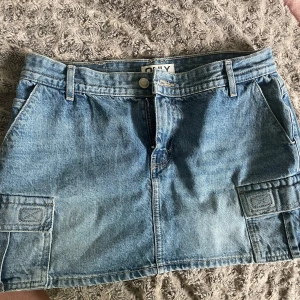 Lågmidjad jeanskjol - Assnygg kort jeanskjol från Only💕💕Kjolen har fickor, dragkedja och knapp framtill. Låg midjad🤗😇Har aldrig använt. Kan förhandla om pris 