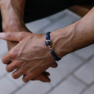 Blått armband med ankare - Snyggt armband i marinblått rep med ett silverfärgat ankare som lås. Perfekt accessoar för en stilren och avslappnad look. Armbandet har en enkel men cool design som passar till många outfits.