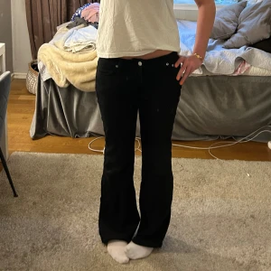 Svarta bootcut jeans från Weekday - Säljer ett par svarta jeans med bootcut-passform och låg midja från Weekday. De är som nya och är i storlek 38. De är perfekta i längden för mig som är 174 cm🩷