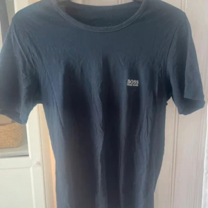 Mörkblå t-shirt från BOSS - Använd 1-2 gånger 