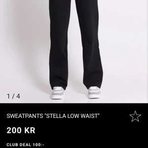 Svarta sweatpants Stella Low Waist - Svarta mjukisbyxor med låg midja och dragsko i midjan. Byxorna har raka ben och sidofickor, perfekt för en avslappnad stil. Modellen heter Stella Low Waist och har en klassisk look. Jag säljer då jag inte kan ha dom längre. 