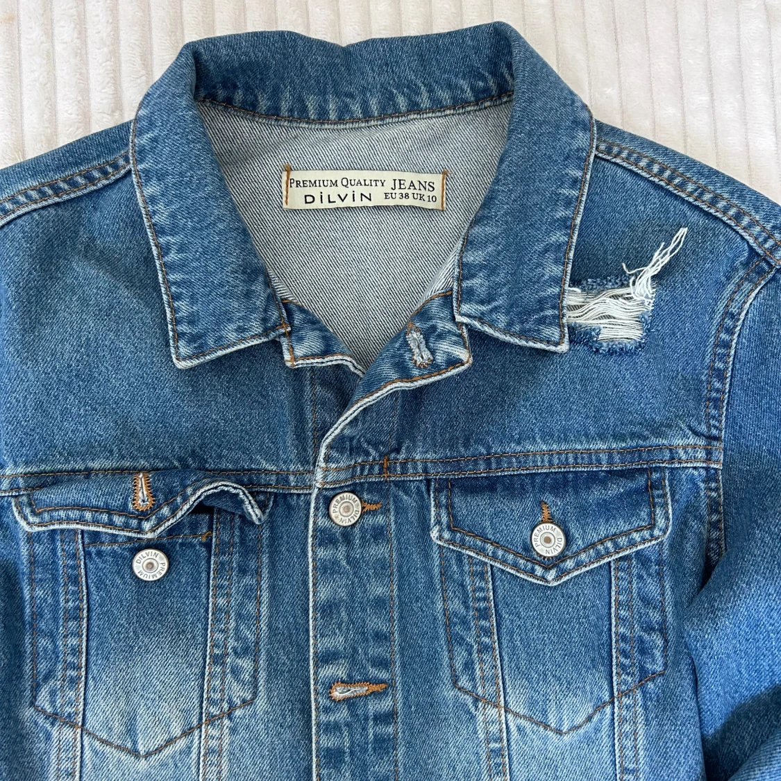 Blå croppad jeansjacka från Dilvin - 2