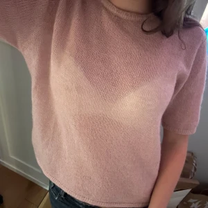 Arket tröja - Super fin tröja från arket i mohair. Tunt stickad i en gammel rosa nyans, så fint inför sommaren. Strl S, nyskick 